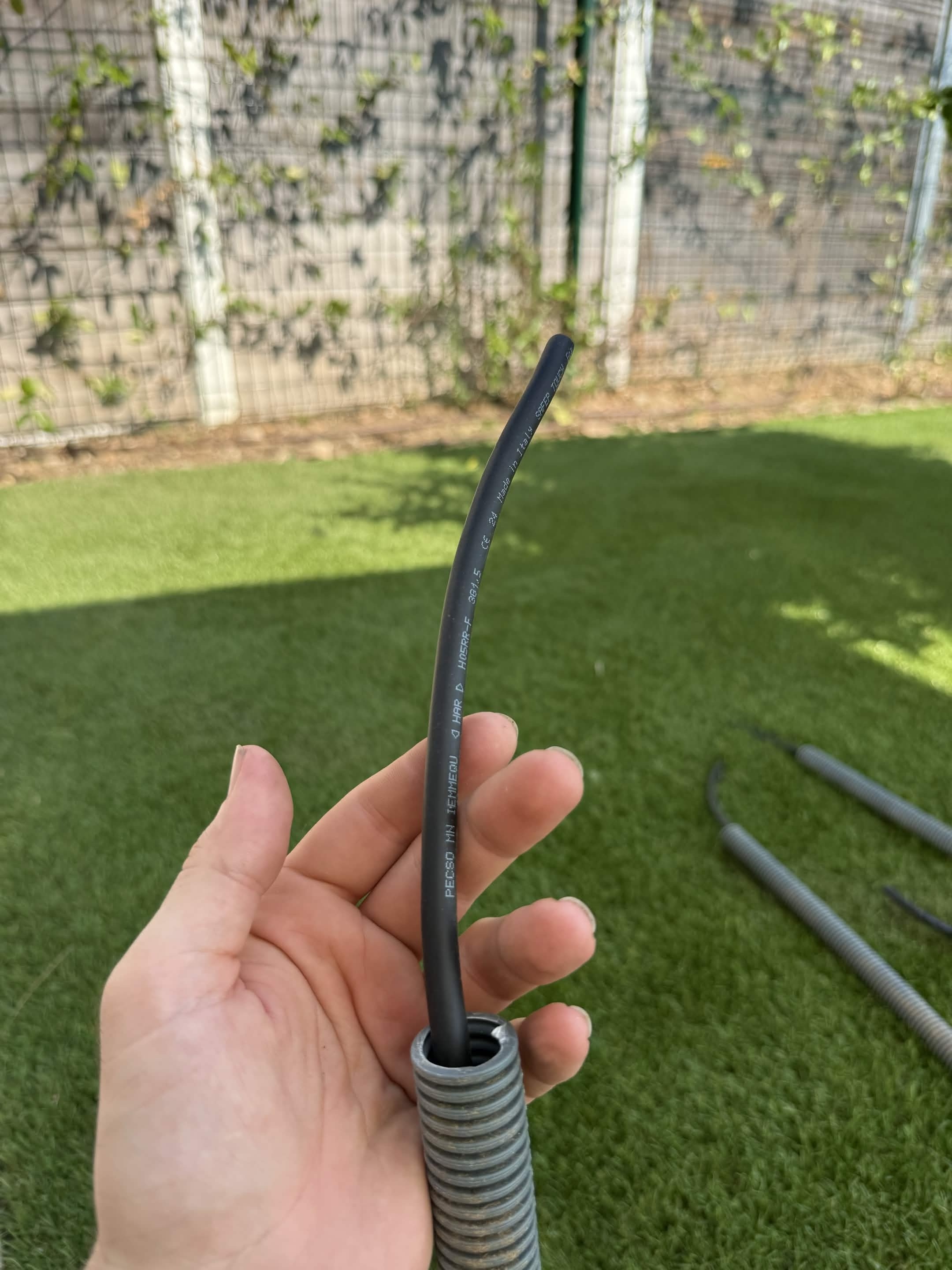 Câble H07RN-F 3G1,5 mm² passé dans une gaine ICTA pour l'alimentation de l'éclairage de jardin