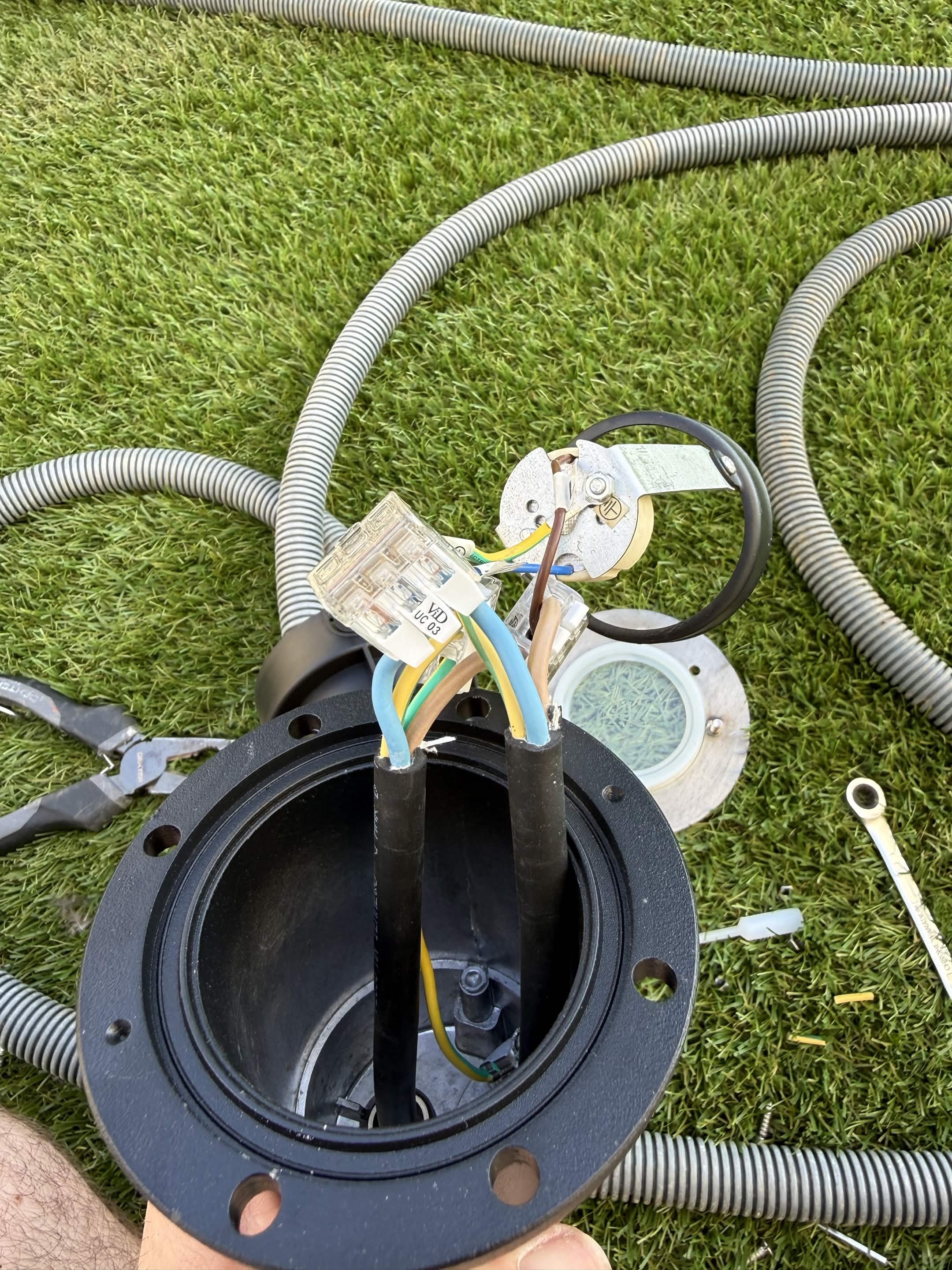 Garden light connected to the supply cable with Wago push-in connectors