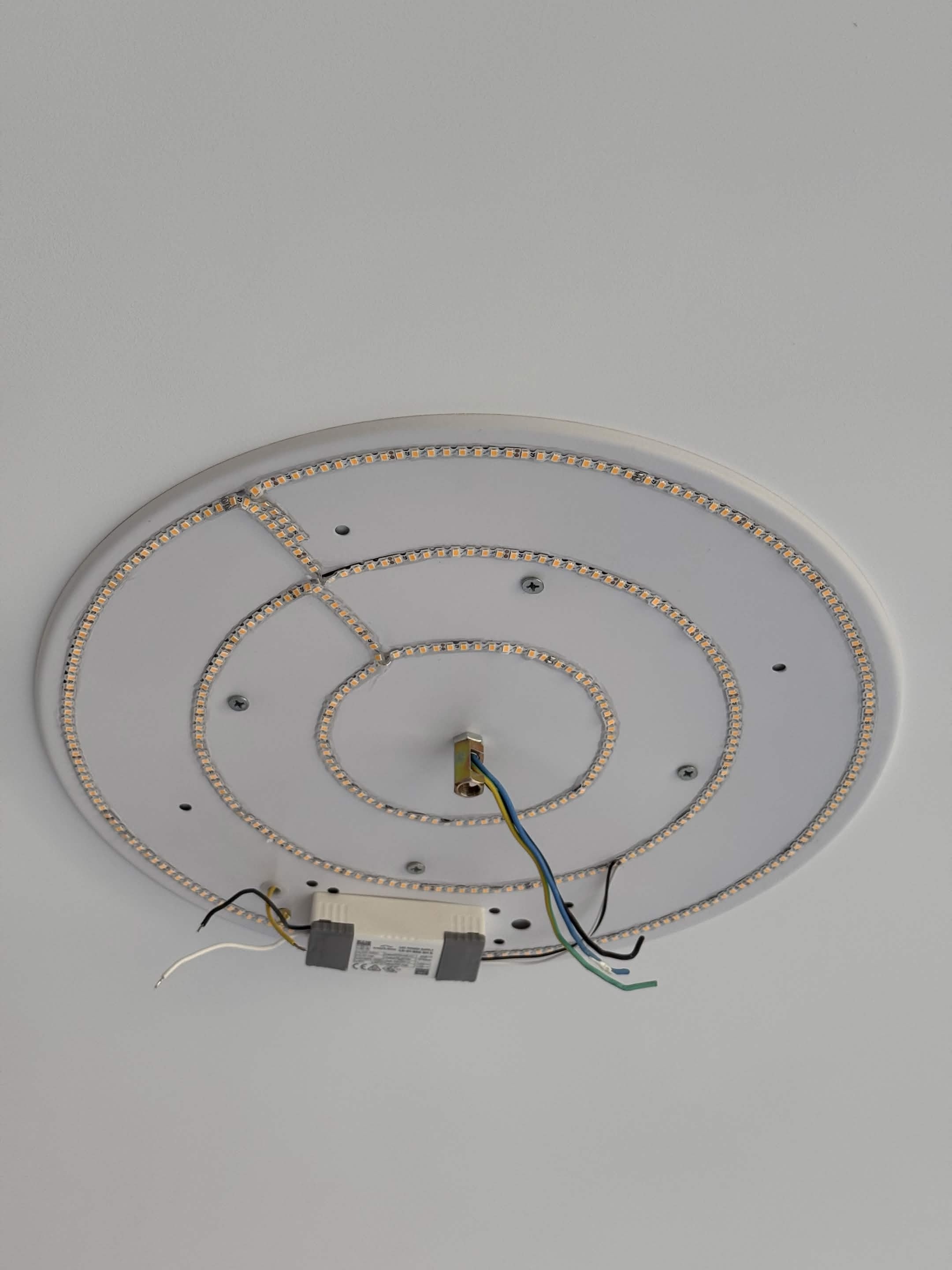 Base della plafoniera LED fissata al soffitto con cablaggio elettrico