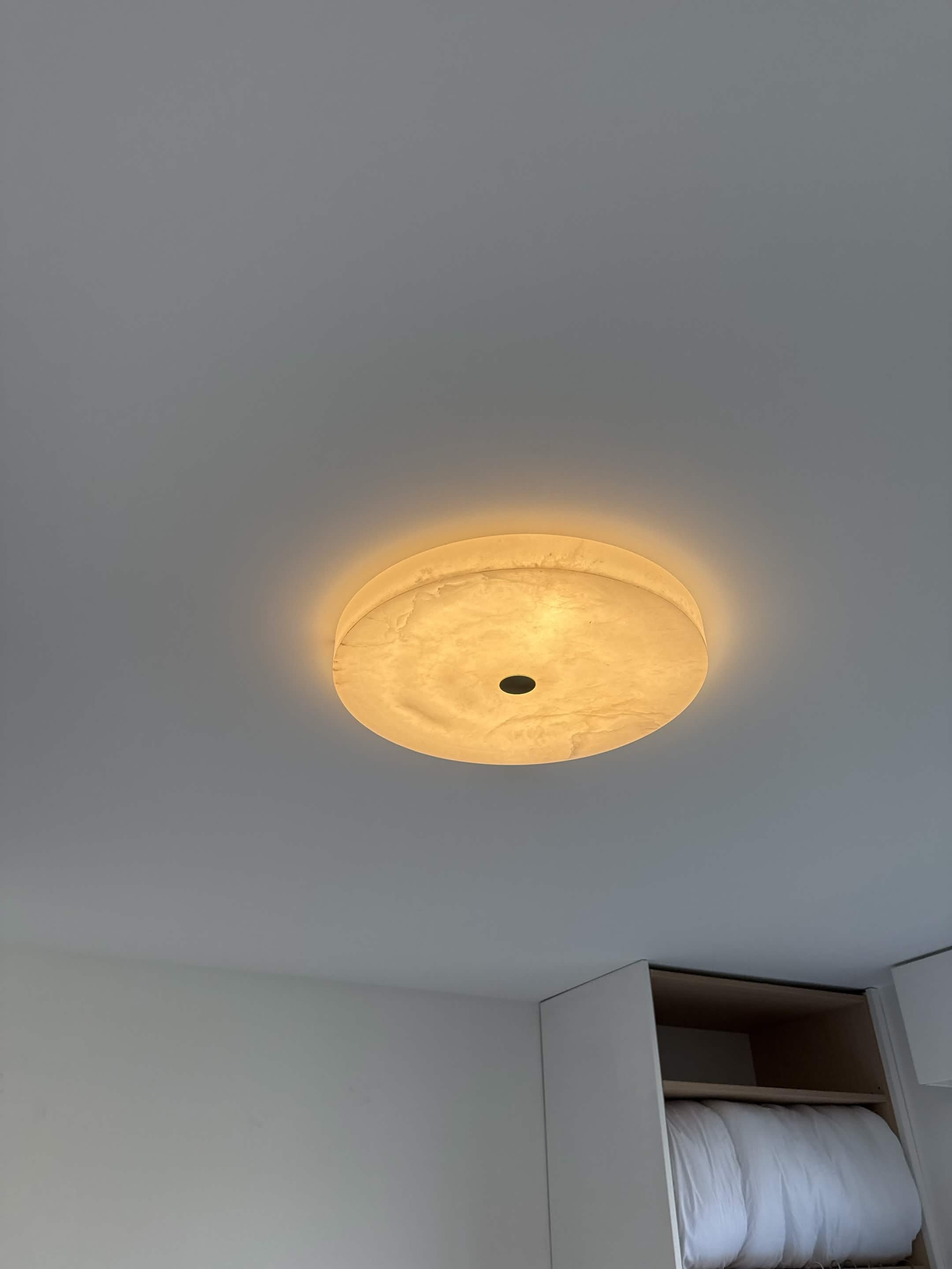 Plafoniera LED accesa dopo l'installazione, verifica del corretto funzionamento