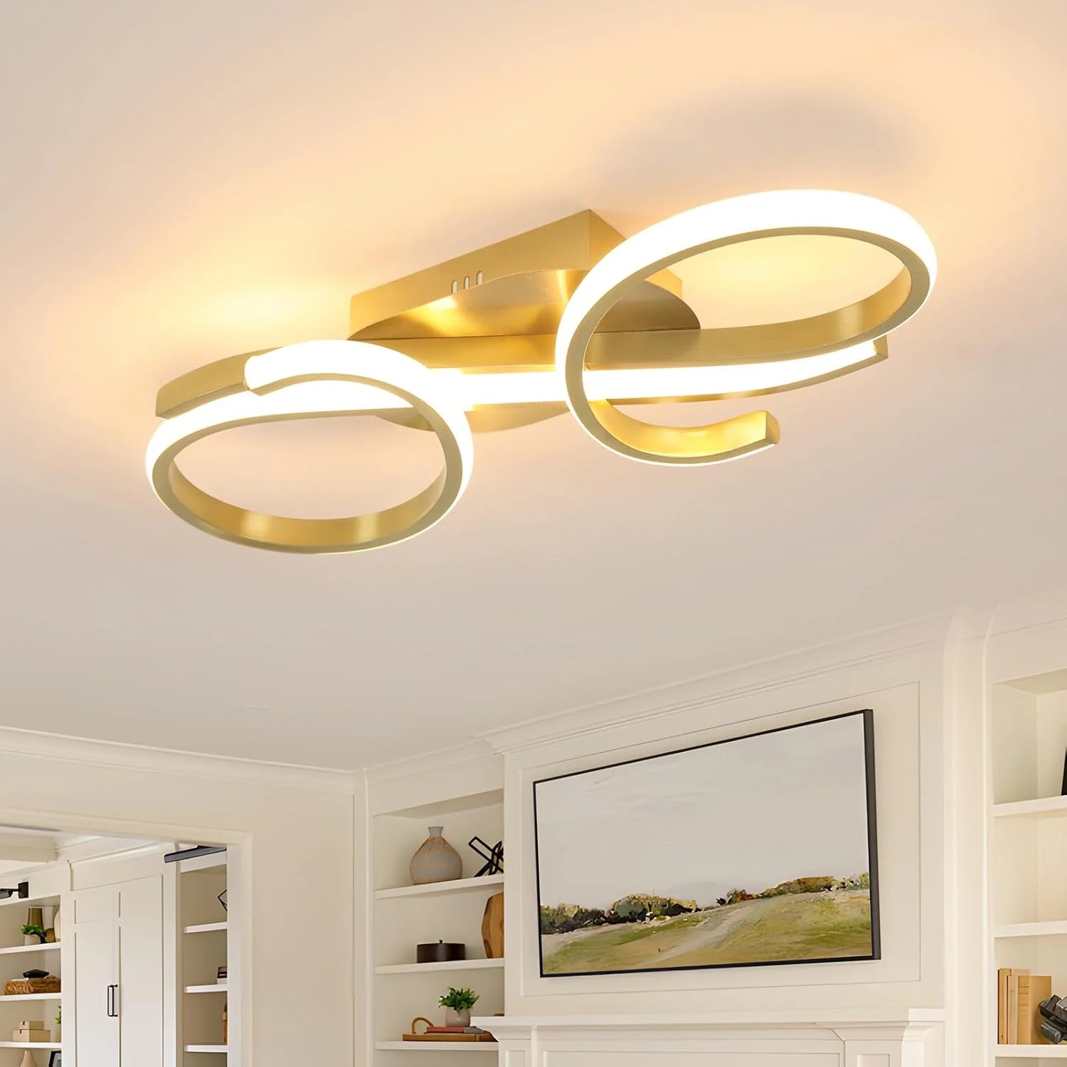 Plafoniera LED dorata a doppio anello, installata in un soggiorno