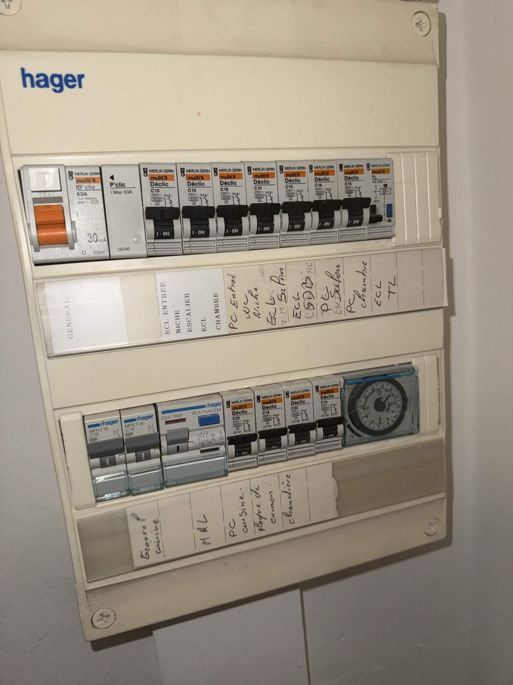 Ancien tableau électrique Hager installé à l'intérieur d'un placard, difficilement accessible, avant déplacement