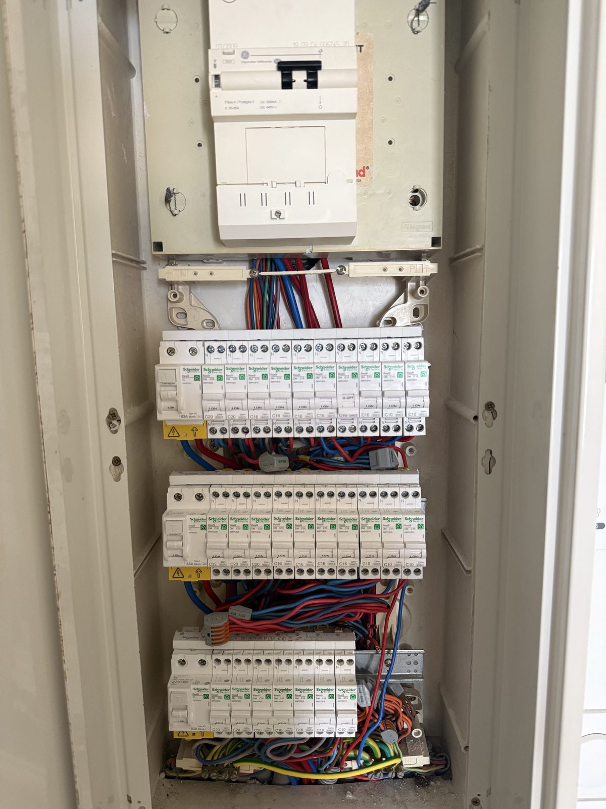 Tableau électrique complet installé dans une villa aux Hauts de Vaugrenier à Villeneuve-Loubet, avec disjoncteurs Schneider Electric Resi9 et repérage des circuits