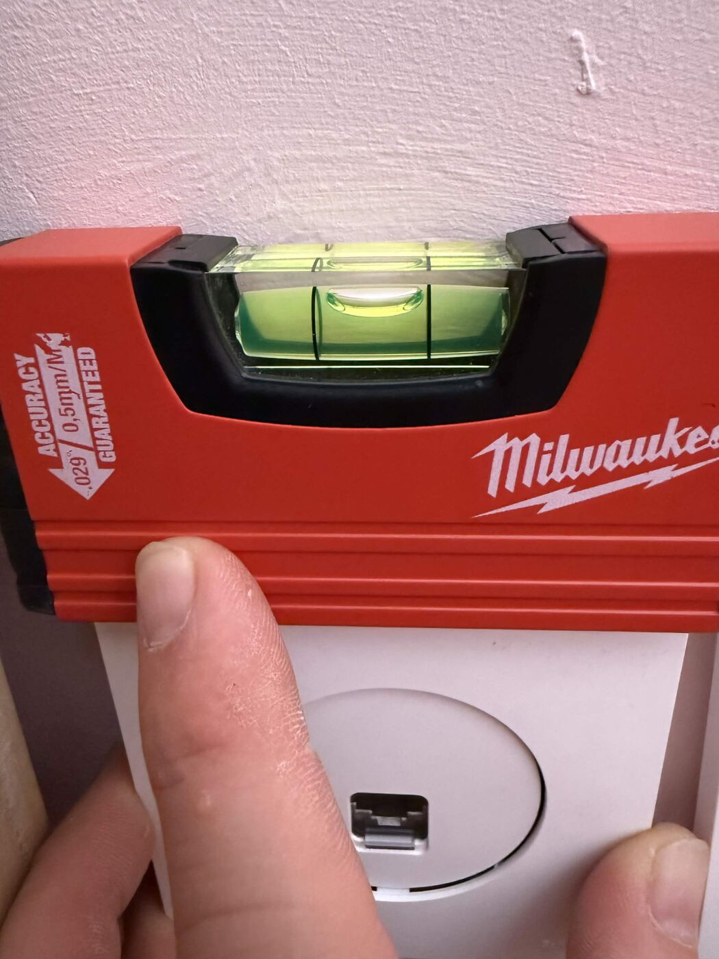 Checking with a spirit level that the RJ45 wall socket is mounted perfectly straight